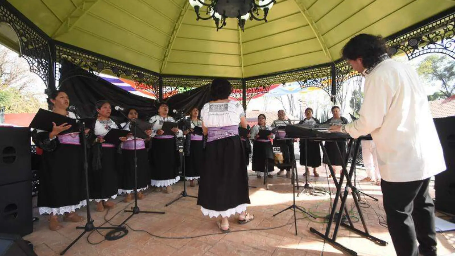 El coro integrado por hombres y mujeres adultas y dirigido por de la Rosa deleitó con temas como “Bésame mucho”,